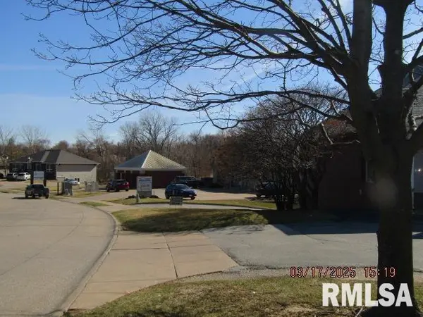 2195 53RD ST, Davenport, IA 52807