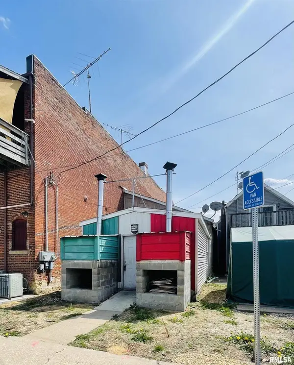 208 MAIN AVE, Clinton, IA 52732