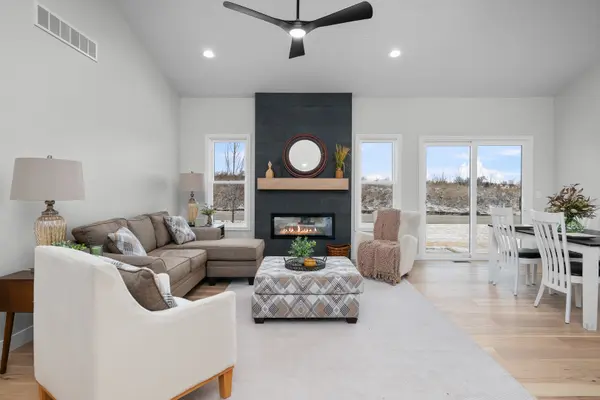 1875 Redbud CIR #102, Eldridge, IA 52748