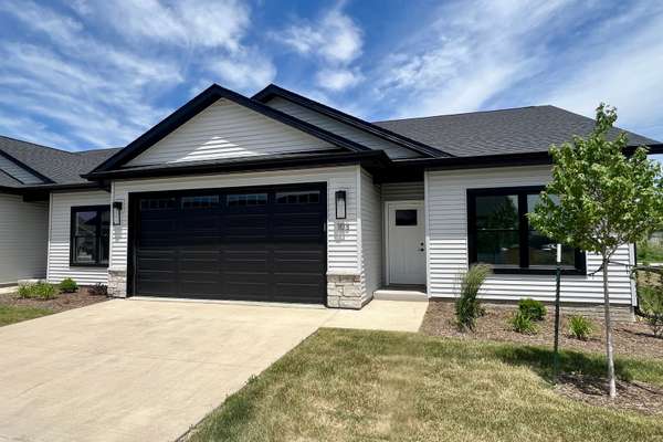 1875 Redbud CIR #103, Eldridge, IA 52748