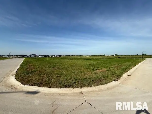 5726 MARTIN AVE, Bettendorf, IA 52722