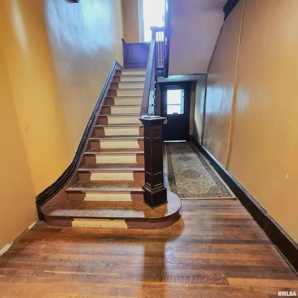 11 OAK LN, Davenport, IA 52803