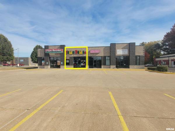 3207 DEVILS GLEN RD, Bettendorf, IA 52722