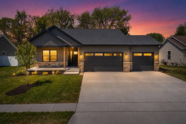 1210 Eagle's Crest DR, Davenport, IA 52804