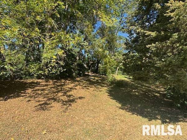 320 30TH AVE N, Clinton, IA 52732
