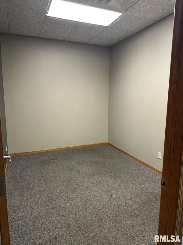 3359 MIDDLE RD #1, Bettendorf, IA 52722