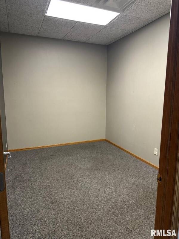 3359 MIDDLE RD #1, Bettendorf, IA 52722