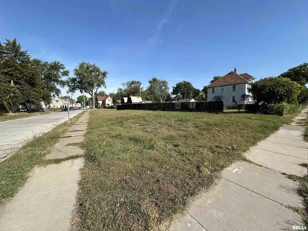 2736 ROCKINGHAM RD, Davenport, IA 52802