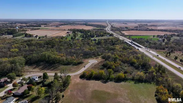 302 SILVER CREEK RD, De Witt, IA 52742