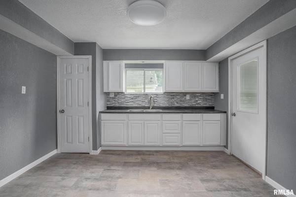 617 6th AVE S, Clinton, IA 52732