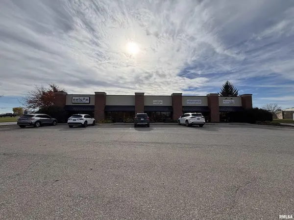 2367-2377 CUMBERLAND DR, Bettendorf, IA 52722