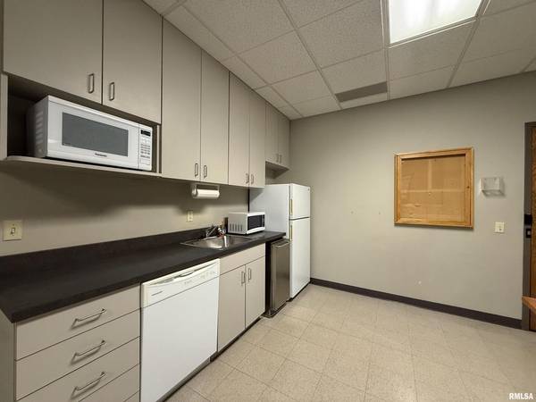 555 VALLEY VIEW DR, Moline, IL 61265