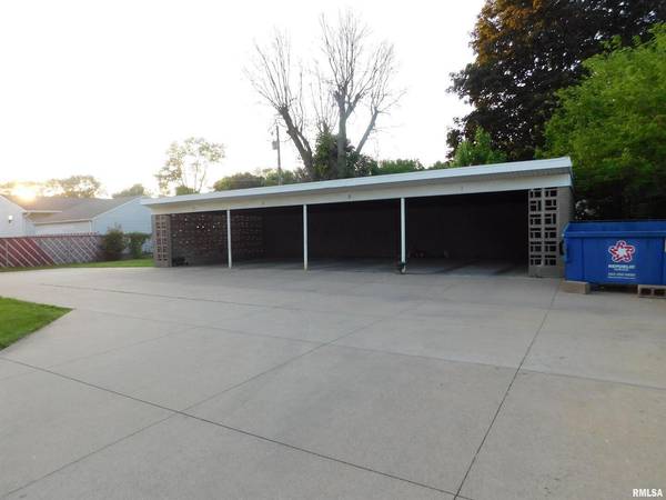 411 34th AVE, East Moline, IL 61244