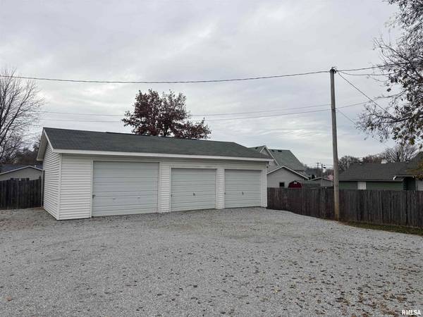 510 2ND ST, De Witt, IA 52742