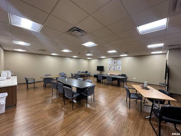 1320 19TH AVE NW, Clinton, IA 52732