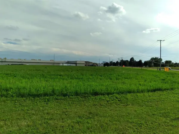 2439 Valley West CT, Clinton, IA 52732