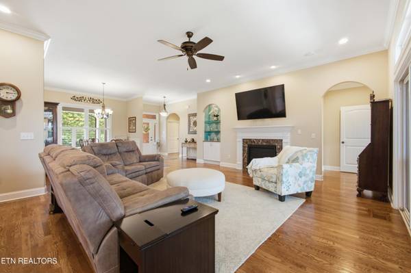 225 W Shore Drive, Rockwood, TN 37854