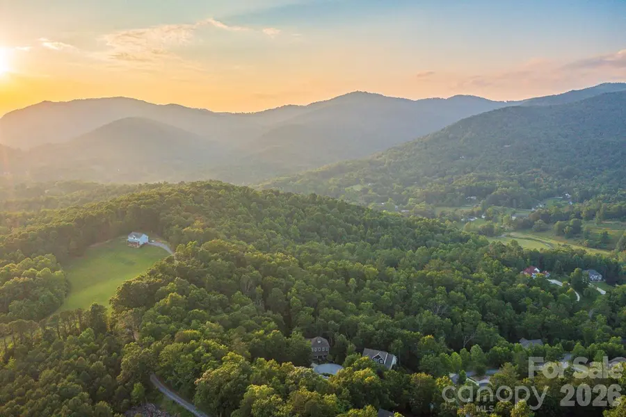 6 Grouse TER, Fairview, NC 28730