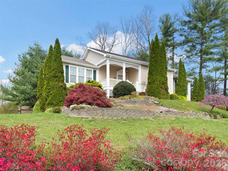 21 Old Applewood LN, Hendersonville, NC 28739