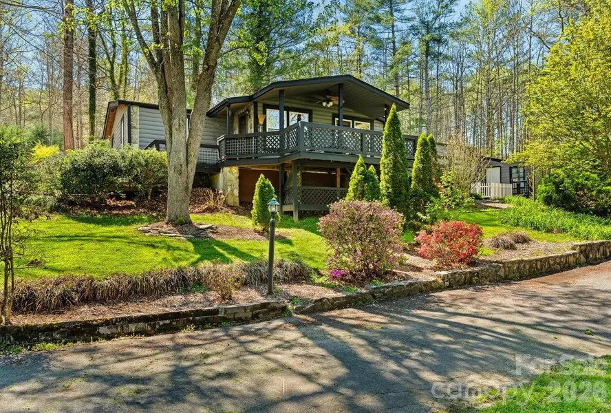 19 Timbers Edge LN, Fairview, NC 28730