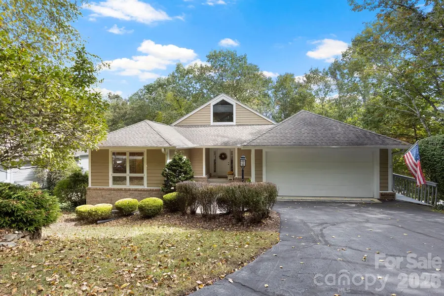 320 Dawnbrook DR, Flat Rock, NC 28731