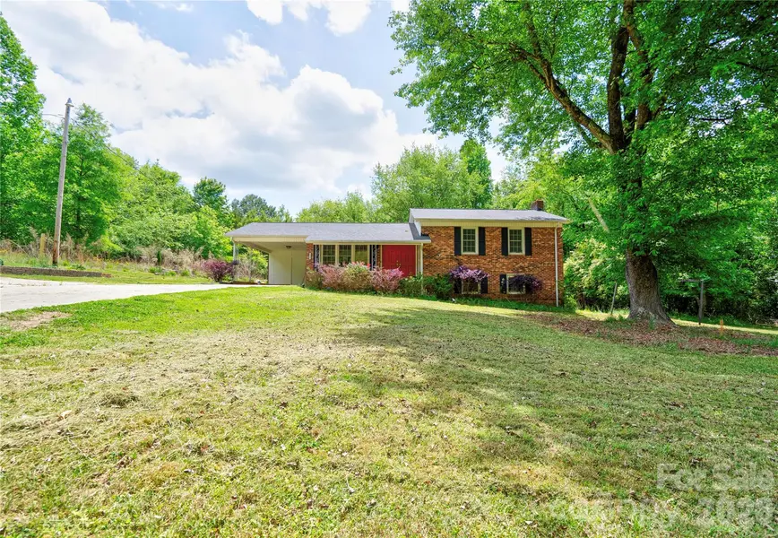 111 Harbor Point DR, Cherryville, NC 28021