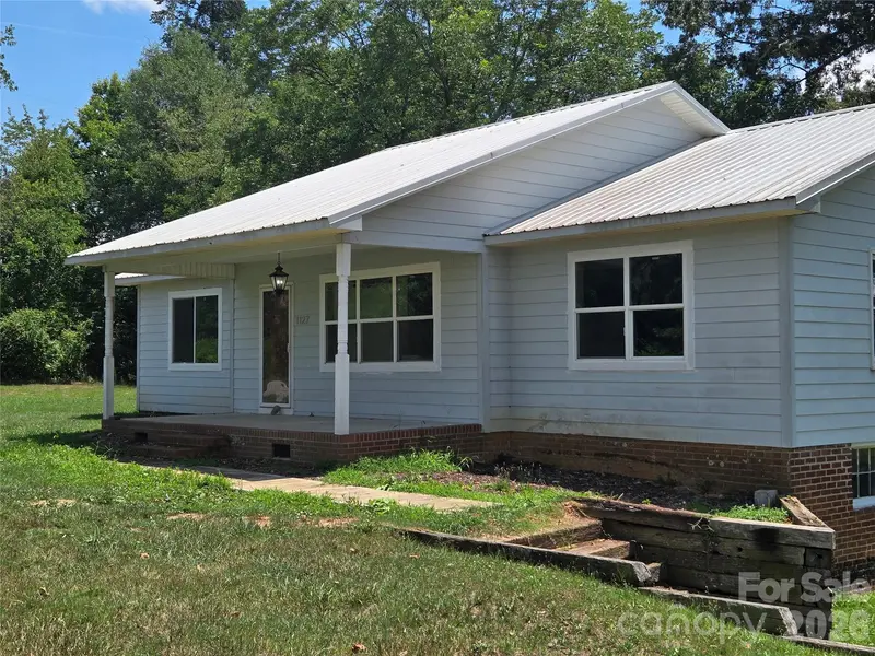 1127 N Mountain ST, Blacksburg, SC 29702