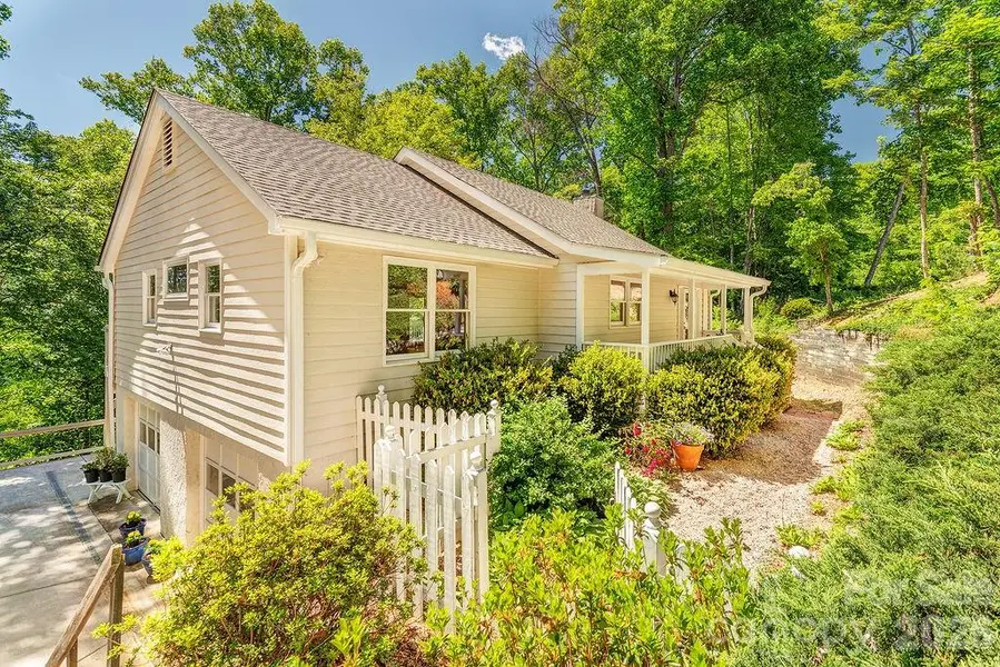 146 Churchill Downs DR, Fairview, NC 28730