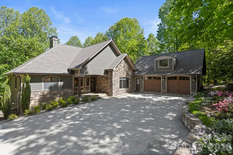 20 Fernridge CT, Flat Rock, NC 28731