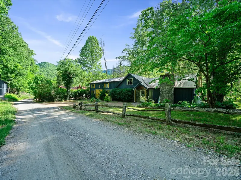 137 Mountain Farm RD, Burnsville, NC 28714