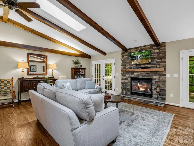 558 Middle Connestee TRL, Brevard, NC 28712