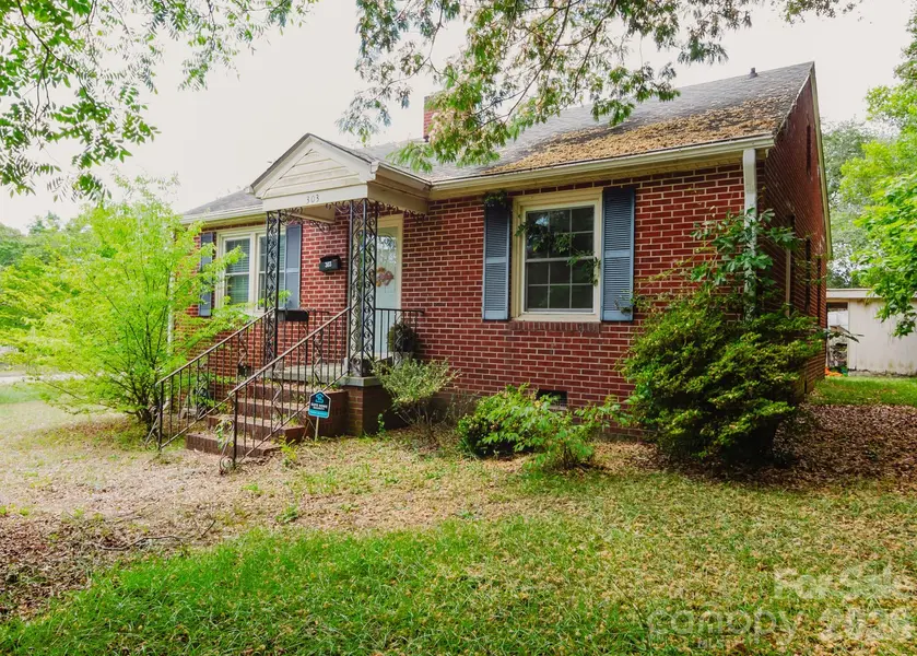 303 Myrtle AVE, Hamlet, NC 28345