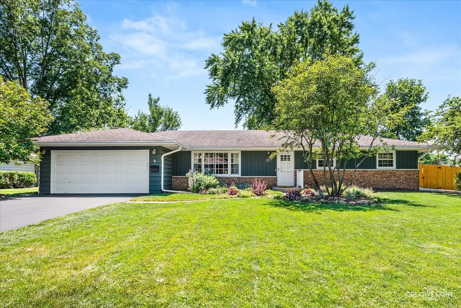 210 Briar LN, North Aurora, IL 60542