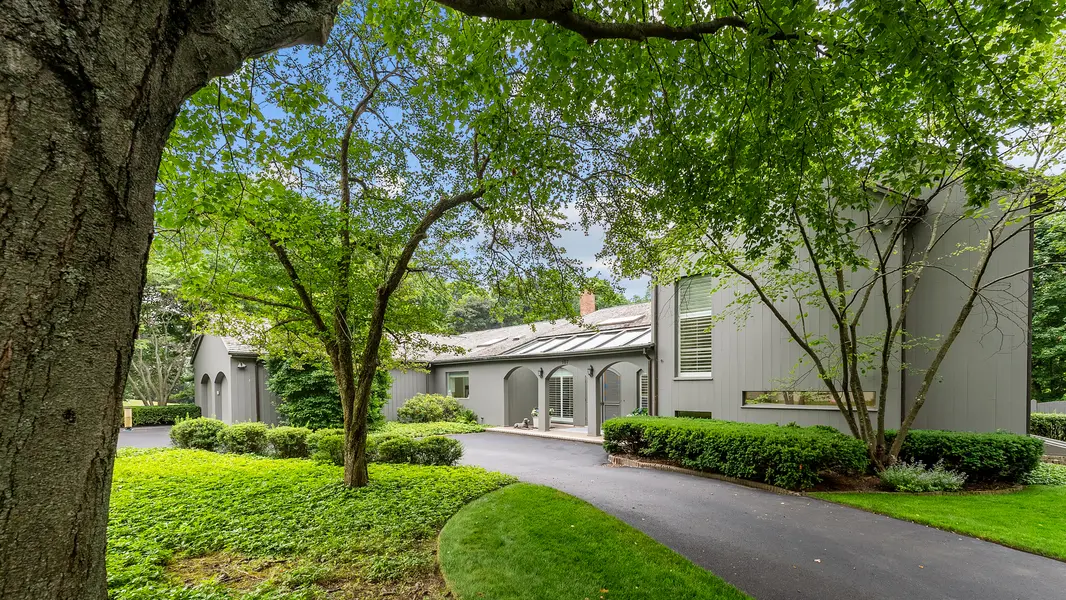 107 N Mayflower RD, Lake Forest, IL 60045