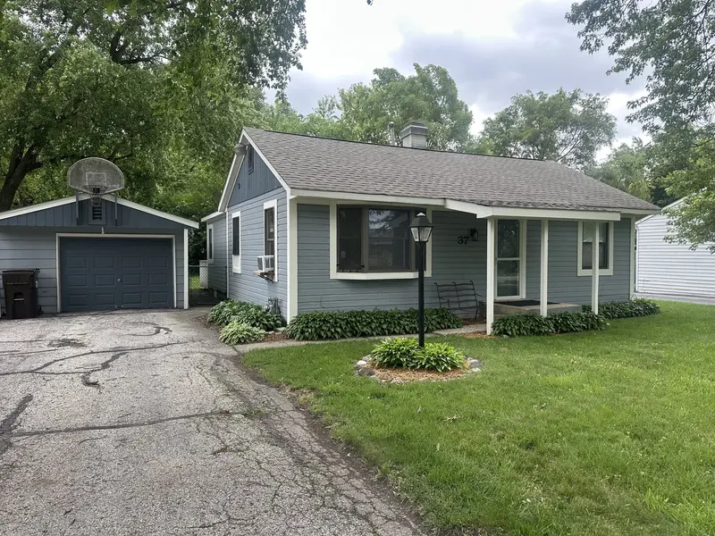 37 S Heather DR, Crystal Lake, IL 60014