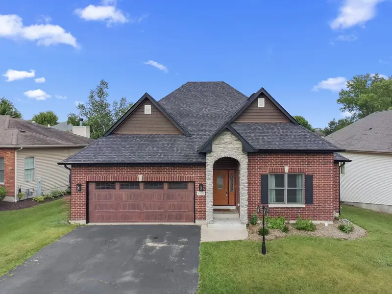 1400 Savanna LN, Woodstock, IL 60098
