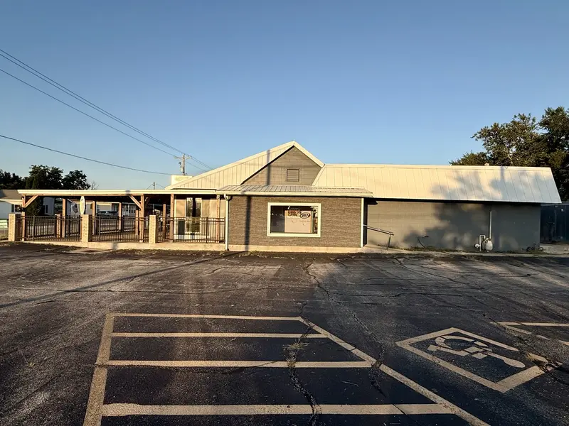 616 W Van Buren ST, Clinton, IL 61727