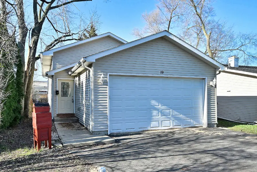 19 E Pineview DR, Round Lake Park, IL 60073