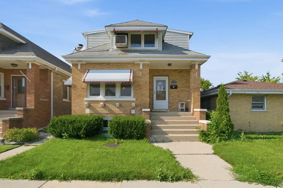 5704 W Newport AVE, Chicago, IL 60634