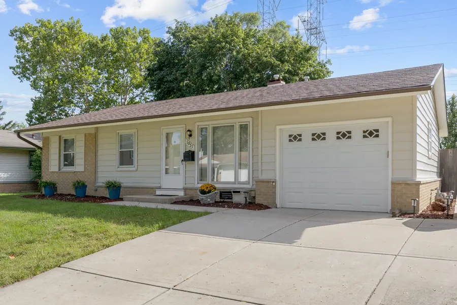 1031 Maple LN, Elk Grove Village, IL 60007