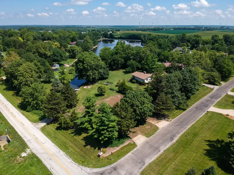 8264 Sunset RD, Carlock, IL 61725