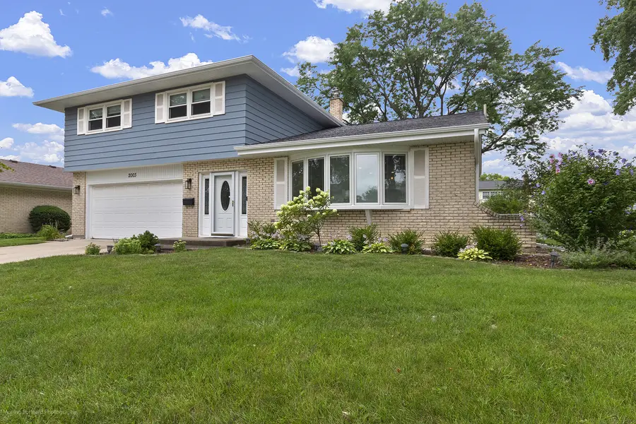 2003 E Lillian LN, Arlington Heights, IL 60004