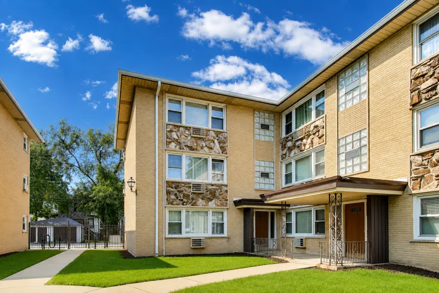 4857 W Byron ST #103W, Chicago, IL 60641