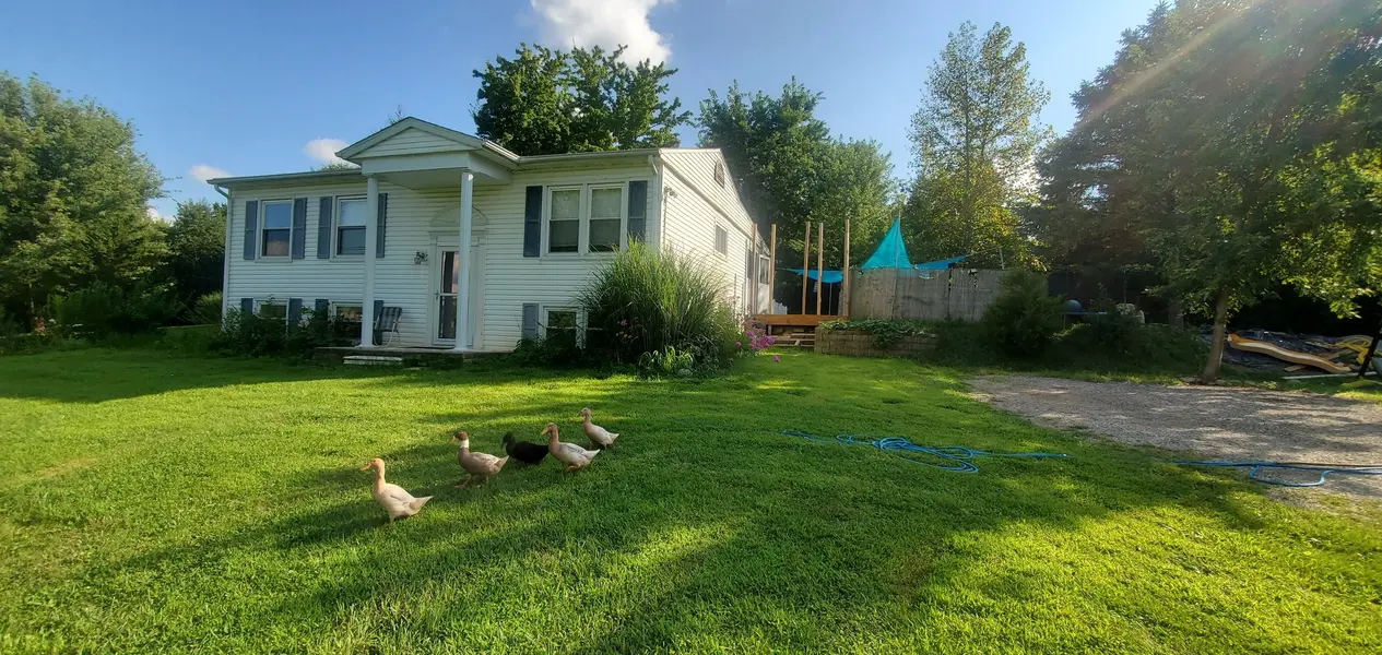1905 Northlake LN, Carlock, IL 61725
