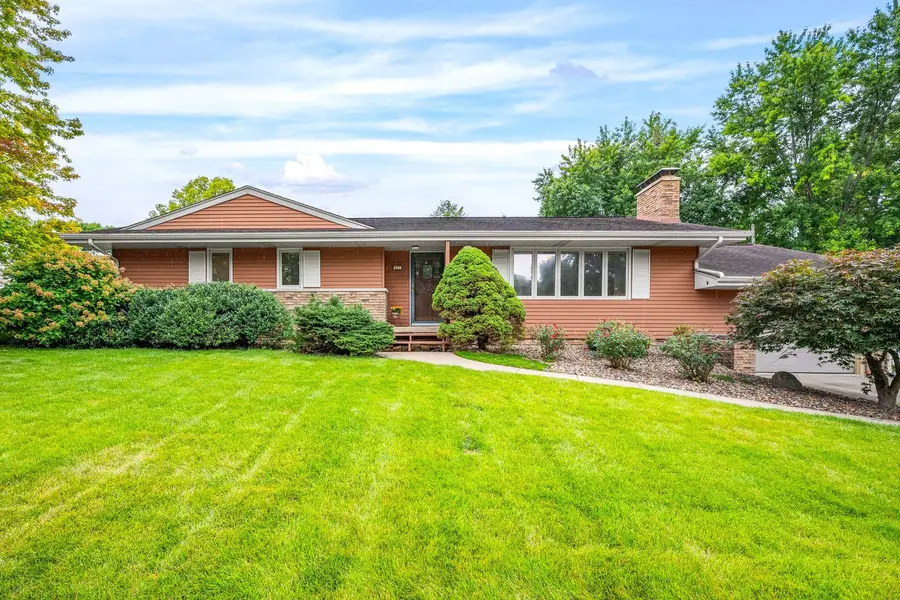 221 Hillside LN, Bloomington, IL 61701