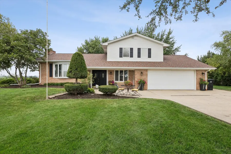 2842 234th ST, De Witt, IA 52472