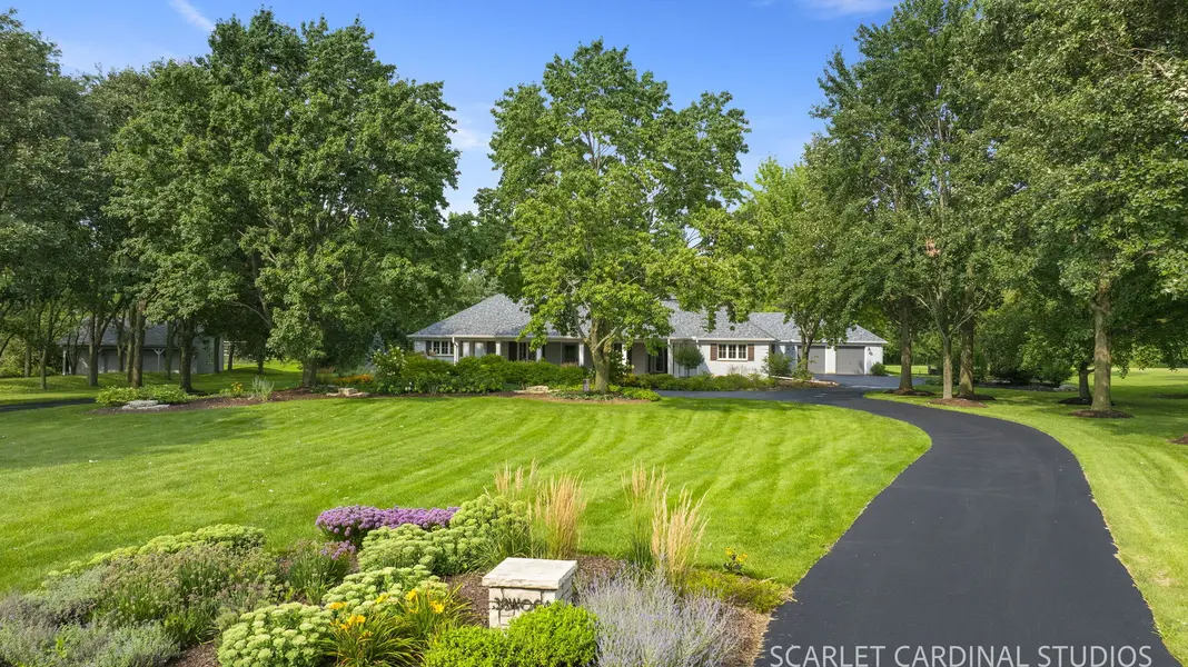 38W064 Tanglewood DR, Batavia, IL 60510