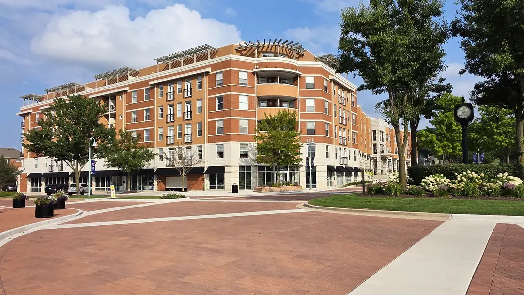 400 Village CIR #302, Willow Springs, IL 60480