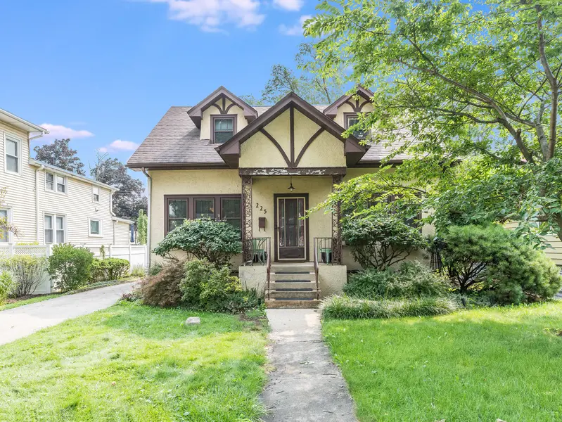 225 Pick AVE, Elmhurst, IL 60126