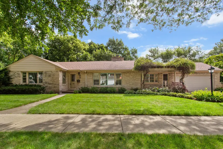 807 Surrey LN, Glenview, IL 60025